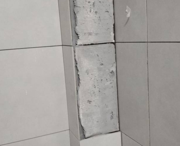 镇赉瓷砖空鼓维修公司分享下瓷砖施工前基层浇水润湿程度不足，可能导致以下问题